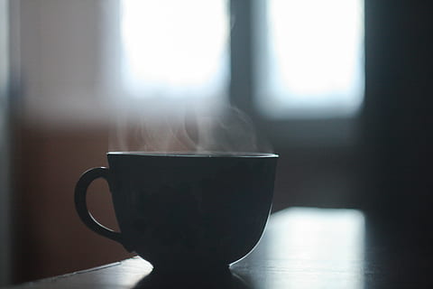 schwarz, Keramik, Tasse, Rauch, Kaffee, Getränk, heiß, Becher, Dampf, Tee, drinnen, Fenster, Kaffeetasse, Essen und Trinken, Tag, Nahansicht, keine Leute, Erfrischung, Tabelle, Kaffee trinken, Sonnenlicht, heisses Getränk, Stillleben, Fokus auf den Vordergrund, Wohngebäude, Teetasse, Geschirr, 4K, CC0, gemeinfrei, lizenzfrei
