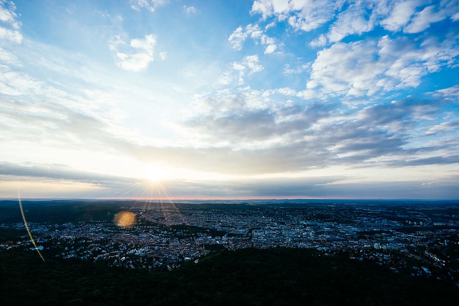 Stuttgart, Alemanya, paisatge, sunstar, sortida del sol, núvols, ciutat, torre de televisió, cel, núvol - cel, sol, llum solar, naturalesa, escenics - natura, arquitectura, bellesa a la natura, paisatge urbà, medi ambient, flare de la lent, exterior de l'edifici, cap gent, estructura construïda, raig de sol, horitzó, tranquil·litat, escena tranquil·la, a l'aire lliure, brillant, 5K