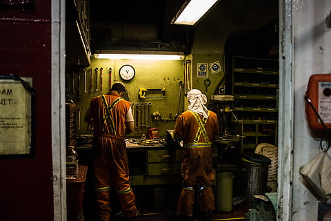 Canadá, goderich, trabalhando, Ferramentas, oficina, segurança, partes, ocupação, pessoas reais, homens, dentro de casa, visão traseira, pessoas, indústria, de pé, roupas, grupo de pessoas, arquitetura, fábrica, loja, o negócio, representação humana, indústria metalúrgica, 5K, CC0, domínio público, royalty free