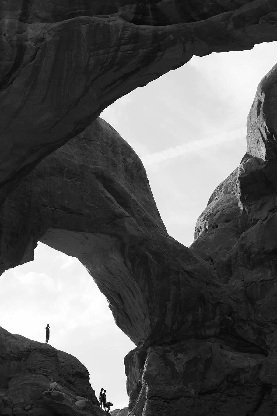 formació de roca grisa, parc arqueològic nacional, EUA, arc, blanc i negre, formació de roca, rock, persones reals, activitat d'oci, rock - object, dia, sòlid, cel, tranquil·litat, una persona, naturalesa, bellesa a la natura, estils de vida, vista d’angle baix, escenics - natura, escena tranquil·la, de peu, homes, activitat, a l'aire lliure, formació, 4K