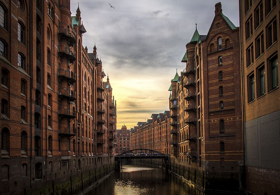 die Architektur, Gebäude, Infrastruktur, Struktur, Einrichtung, Wohnung, Fenster, Eigentumswohnung, Hotel, Brücke, Wasser, Fluss, Wolken, Himmel, Vogel, Gebäudehülle, gebaute Struktur, Stadt, wolke - himmel, Natur, Verbindung, keine Leute, Brücke - künstliche Struktur, Ufergegend, Transport, Wohngegend, Reiseziele, draußen, 4K