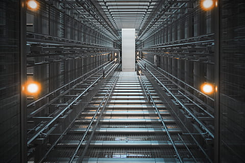 grijze stalen frames, leuning, baluster, Verenigde Staten van Amerika, chicago, gang, server, elektronica, hardware, computer, staal, lift, stad, stedelijk, tunnel, wolkenkrabber, architectuur, gebouw, magazijn, verlichting, binnenshuis, verlicht, verlichtingsapparatuur, de weg vooruit, ingebouwde structuur, geen mensen, richting, gloeiend, perspectief verminderen, technologie, metaal, in een rij, nacht, licht, industrie, licht - natuurverschijnsel, plafond, elektrische lamp, licht armatuur, elektrische apparatuur, 5K, CC0, publiek domein, royaltyvrij