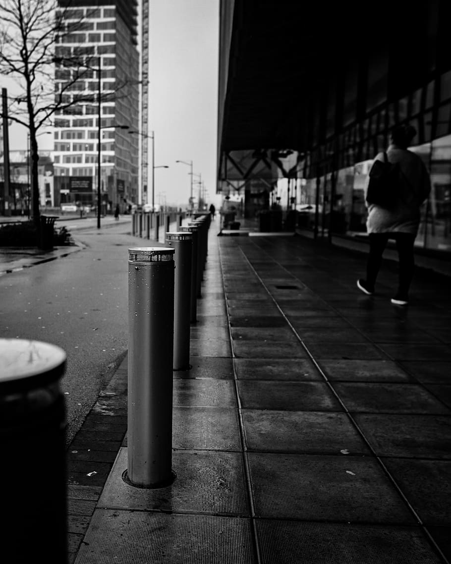 graue Metallsäule, Pfad, Person, Mensch, Kleidung, bekleidung, Schuhwerk, Schuh, Bürgersteig, Schweden, Pflaster, malmö, Fußgänger, Gehweg, Geländer, Straße, Metall, dunkel, launisch, schwarz, Gebäudehülle, Stadt, die Architektur, gebaute Struktur, Fußweg, eine Person, in voller Länge, Stadt leben, Gebäude, echte Menschen, Gehen, Rückansicht, Tag, zufällige Menschen, Männer, der Weg nach vorn, Transport, Richtung, draußen, 4K