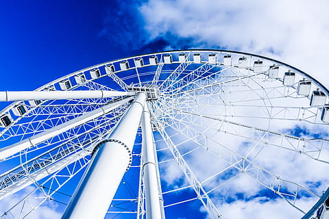 hvid pariserhjul, forlystelsespark, pariserhjul, bygning, bro, hjælpepol, temapark, maskine, talte, rutsjebane, coaster, hovedvej, vej, lilla, have, Lysthuset, udendørs, aloe, plante, oliefelt, forlystelsespark tur, blå, himmel, kunstkultur og underholdning, sky - himmel, form, cirkel, lav vinkel visning, natur, fritidsaktivitet, karneval, rejser karneval, geometrisk form, sjovt, stor, ingen mennesker, arkitektur, legering, stål, 8K, CC0, offentligt domæne, royaltyfrie