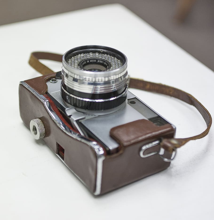 Marrone, grigio, fotocamera mirrorless, in casa, avvicinamento, nessuno, natura morta, girato in studio, tavolo, sfondo bianco, vista dall'alto, metallo, precisione, singolo oggetto, messa a fuoco selettiva, concentrarsi sulle conoscenze acquisite, due oggetti, attrezzatura, antico, vetro - materiale, strumento medico, in stile retrò, 1080P