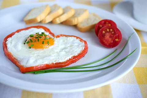Ei, Tomate, Brot, Küche, Frühstück, Mahlzeit, Liebe, Essen, köstlich, Lebensmittel, Essen und Trinken, fertig für den Verzehr, Teller, gesundes Essen, gebraten, Frische, Spiegelei, keine Leute, drinnen, Wohlbefinden, Tabelle, Nahansicht, Gemüse, Stillleben, Eigelb, Fokus auf den Vordergrund, Kraut, Sonnenseite nach oben, Snack, Garnierung, 4K, CC0, gemeinfrei, lizenzfrei