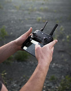 sort quadcopter fjernbetjening, hænder, fjern, tilbage, mørke, regn, lykkelig, røg, vandfald, skyer, venner, farver, blomst, kat, baggrund, stil, liv, Skov, controller, tennis, kurv, menneskelig hånd, hånd, menneskelig kropsdel, bedrift, rigtige mennesker, fokus på forgrunden, dag, en person, kanon, udendørs, livsstil, meddelelse, våben, høj vinkel visning, personlige perspektiv, herrer, fritidsaktivitet, natur, sigter, finger, aggression, 4K, CC0, offentligt domæne, royaltyfrie