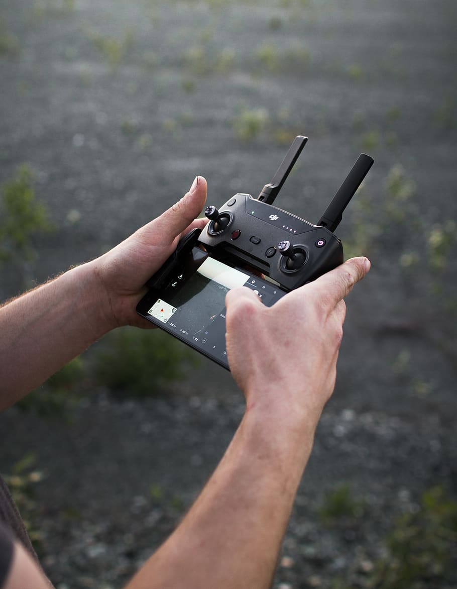 sort quadcopter fjernbetjening, hænder, fjern, tilbage, mørke, regn, lykkelig, røg, vandfald, skyer, venner, farver, blomst, kat, baggrund, stil, liv, Skov, controller, tennis, kurv, menneskelig hånd, hånd, menneskelig kropsdel, bedrift, rigtige mennesker, fokus på forgrunden, dag, en person, kanon, udendørs, livsstil, meddelelse, våben, høj vinkel visning, personlige perspektiv, herrer, fritidsaktivitet, natur, sigter, finger, aggression, 4K