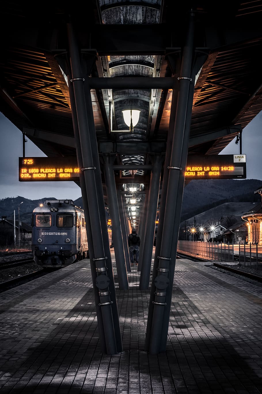 togstation, nat, tog, køretøj, terminal, transportmidler, jernbane, togspor, person, human, lokomotiv, Piatra Neamţ, undergrundsbane, passager bil, damp maskine, maskine, motor, gangbro, belyst, arkitektur, bygget struktur, belysningsudstyr, bro - menneskeskabt struktur, transportform, bro, forbindelse, ingen mennesker, vejen frem, jernbanetransport, by, bygning udvendig, arkitektoniske kolonne, land køretøj, udendørs, offentlig transport, retning, loft, 4K