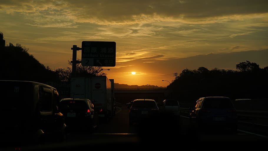 posta de sol, sol, humor, cel, núvol, al capvespre, taronja, l'atmòsfera, el cel de la nit, misteriós, manera de transport, transport, cotxe, automòbil, vehicle terrestre, núvol - cel, arbre, carrer, color taronja, carretera, ciutat, planta, naturalesa, cap gent, trànsit, silueta, arquitectura, a l'aire lliure, 8K