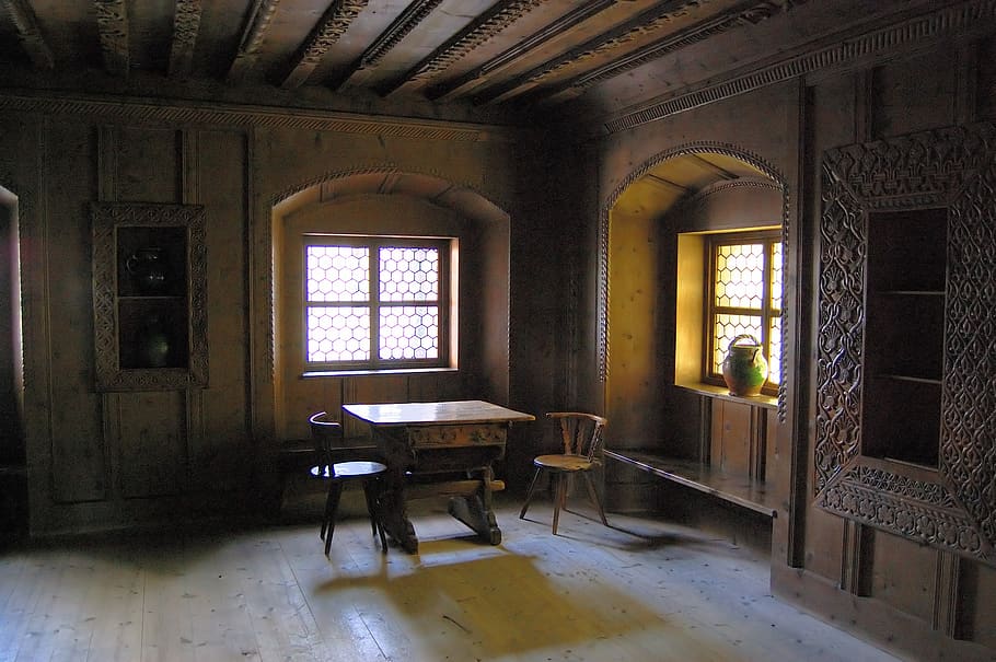 rectangular, blanc, taula, cadires, arquitectura, edifici, cabina, sostre, la llum del dia, porta, Masia, pis, mobles, a l'interior, disseny d'interiors, mansió, habitació, rústic, seient, fusta, taulons de fusta, finestra, cap gent, dia, vell, sòls, abandonat, interior de casa, habitació domèstica, estructura construïda, buit, història, casa, cadira, espatllat, el passat, deteriorament, sòl de rajoles, arruïnat, 2K