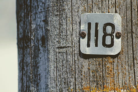 tekst, skilt, stolpe, træ, metal, nummer, 118, en, otte, atten, landdistrikterne, slidt, malet, flad, pol, skrue, et hundrede atten, skruer, farvetoner, tæt på, træ - materiale, ingen mennesker, meddelelse, dag, fokus på forgrunden, tekstureret, bagagerum, træstamme, forvitret, udendørs, rusten, murbygningsfunktion, arkitektur, vejledning, 4K, CC0, offentligt domæne, royaltyfrie
