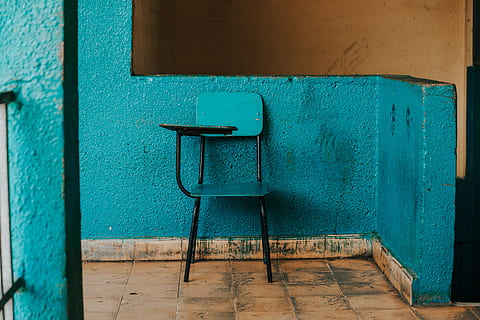 Blau, schwarz, Schreiben, Stuhl, neben, Wand, Tabelle, Schule, Schreibtisch, verlassen, alt, Sitz, getragen, verwittert, Petrol, Mission, Missionsreise, Südamerika, Marketing, elementar, Lehren, Lehrer, weiterführende Schule, Hochschule, Wandbau - Funktion, die Architektur, Tür, keine Leute, Haus, schmutzig, draußen, städtische Szene, Straße, Gebäudehülle, altmodisch, Eingang, gebaute Struktur, obsolet, rostig, Holz - Material, Hintergründe, Retro-Stil, Fenster, drinnen, Fassade, 5K, CC0, gemeinfrei, lizenzfrei