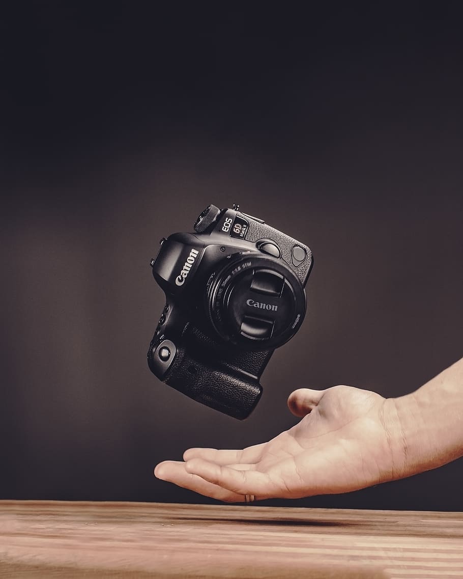 foto, persona, captura, càmera, borrós, cànon, primer pla, dslr, càmera dslr, electrònica, focus, mà, tapa de lent, tapa de la lent, tecnologia, mà humana, càmera - equip fotogràfic, una persona, temes de fotografia, a l'interior, part del cos humà, equip fotogràfic, celebració, càmera digital, fotografiar, taula, activitat, persones reals, lent - instrument òptic, estil retro, ocupació, modern, dit, fotògraf, càmera slr, 4K