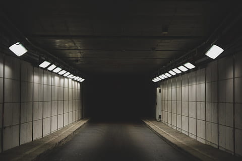 Foto, grau, Tunnel, Licht, Straße, U-Bahn, Stadt, ruhig, dunkel, Dunkelheit, städtisch, Nacht-, Symmetrie, Einsamkeit, drinnen, die Architektur, leeren, keine Leute, Gang, Licht - natürliches Phänomen, Innen, Wohnraum, Wandbau - Funktion, unter Tage, Bodenbelag, modern, verlassen, gruslig, Fluchtpunkt, Warenhaus, gebaute Struktur, schmutzig, Flugzeughangar, Decke, Fenster, Hintergründe, Industrie, futuristisch, Beton, abnehmende Perspektive, Baugewerbe, Weiß, UFO, Fabrik, 5K, CC0, gemeinfrei, lizenzfrei