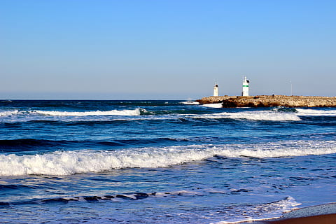 Leuchtturm, Meer, Wellen, Wasser, Beratung, Turm, Himmel, Gebäudehülle, Land, gebaute Struktur, Strand, klarer Himmel, Richtung, die Architektur, Welle, Natur, Gebäude, Horizont über Wasser, Szenen - Natur, Sicherheit, keine Leute, draußen, 5K, CC0, gemeinfrei, lizenzfrei