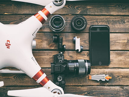 teknologi, drone, kamera, mobiltelefon, linse, billede, video, optegnelser, gadgets, olympus, stål, træ-, bord, fotografering temaer, kamera - fotografisk udstyr, direkte over, indendørs, meddelelse, stilleben, fotografisk udstyr, ingen mennesker, tæt på, høj vinkel visning, udstyr, træ - materiale, forbindelse, tekst, trådløs teknologi, arbejdsværktøj, digitalt kamera, 4K, CC0, offentligt domæne, royaltyfrie