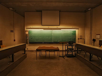 pizarra verde, adentro, asiento, mesa, mueble, cuarto doméstico, nadie, iluminado, ausencia, arquitectura, vacío, silla, salón de clases, edificio, piso, ventana, educación, banco, relajación, material de madera, colegio, techo, lujo, lámpara eléctrica, 4K, CC0, dominio público, libre de derechos