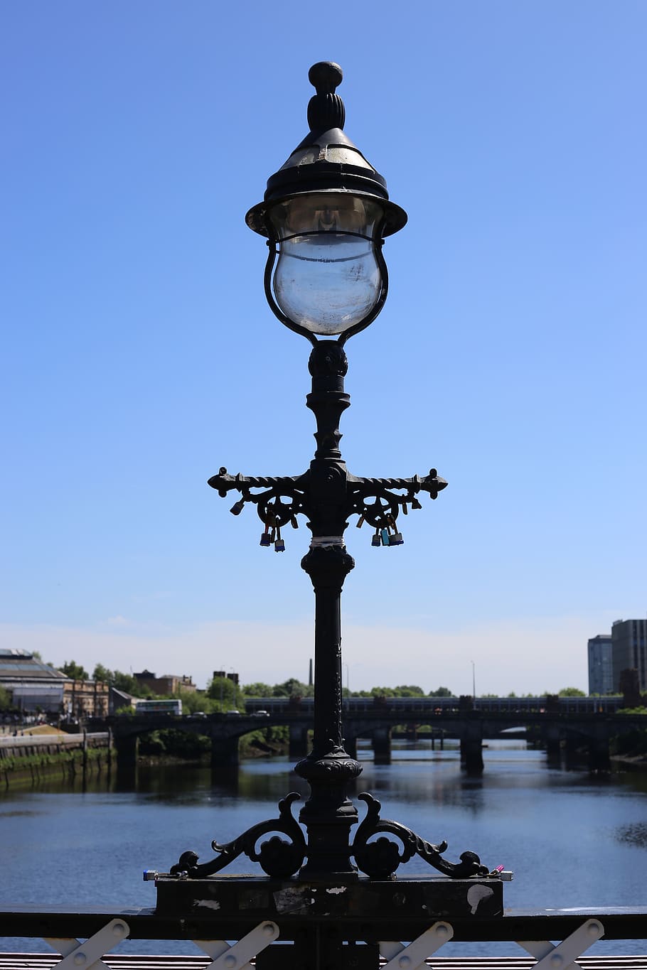 lampada, luce, sole, lanterna, antico, energia, luce del sole, vecchio, acqua, cielo, architettura, struttura costruita, esterno dell'edificio, città, attrezzatura per l'illuminazione, natura, fiume, nessuno, giorno, metallo, lampione, destinazioni di viaggio, all'aperto, strada, costruzione, cielo sereno, turismo, 5K