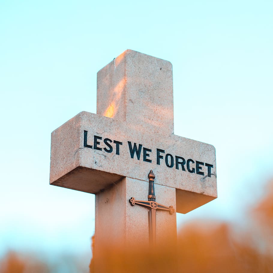 menys, oblida't, creu, perquè no oblidem, memorial, dia de la commemoració, signe, text, cel, comunicació, guió occidental, cap gent, cel clar, orientació, blau, direcció, naturalesa, dia, primer pla, a l'aire lliure, símbol de fletxa, vista d’angle baix, informació, símbol, signe d'informació, senyal direccional, fons blau, 4K
