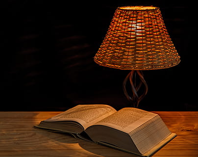 undersøgelse, Læs, Bestil, papir, roman, offentliggørelse, bord, indendørs, uddannelse, belysningsudstyr, belyst, ingen mennesker, elektrisk lampe, træ - materiale, åben, lampeskærm, indbundet bog, læring, litteratur, mørk, læsning, hjemlige værelse, fokus på forgrunden, side, studere, lærebog, 4K, CC0, offentligt domæne, royaltyfrie