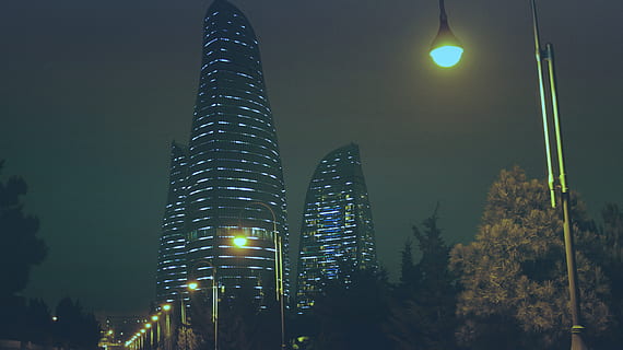 construção, estrutura, céu, a infraestrutura, janela, estabelecimento, hotel, cidade, urbano, arquitetura, leve, Sombrio, noite, Postagens, iluminado, estrutura construída, exterior do edifício, arranha-céu, exterior do prédio de escritórios, visão de baixo ângulo, natureza, alto - alto, equipamento de iluminação, torre, iluminação pública, moderno, ninguém, brilhando, ao ar livre, luar, vida noturna, 5K, CC0, domínio público, royalty free