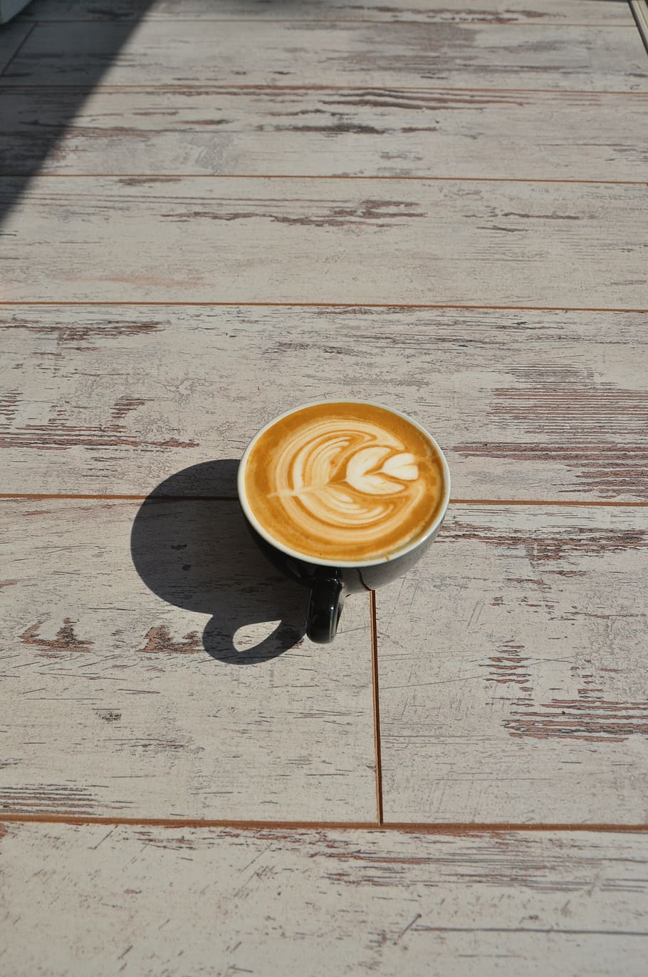 cafè, mongeta, llavor, marró, cafeteria, fusta, calenta, tassa, art, disseny, ombra, cafè - beguda, beure, beguda espumosa, refresc, tassa de cafè, menjar i beguda, natura morta, cappuccino, art escumat, taula, beguda calenta, material de fusta, frescor, vista d’angle alt, cap gent, latte, directament a sobre, vaixella, escuma, begudes sense alcohol, 2K