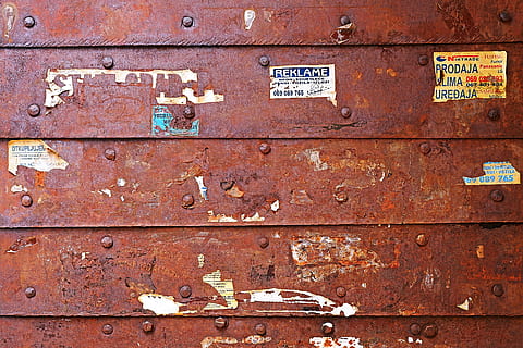 Roest, label, tekst, woord, staal, sticker, kind, meisje, vrouw, alfabet, verzendcontainer, slot, kastje, sloop, voertuig, vervoer, buggy, veilig, kussen, volledig kader, verweerde, oud, metaal, geen mensen, achtergronden, detailopname, roestig, dag, bruin, muur - bouwfunctie, getextureerde, architectuur, hout - materiaal, beschadigde, ingebouwde structuur, communicatie, muur, verslechtering, verlaten, 2K, CC0, publiek domein, royaltyvrij