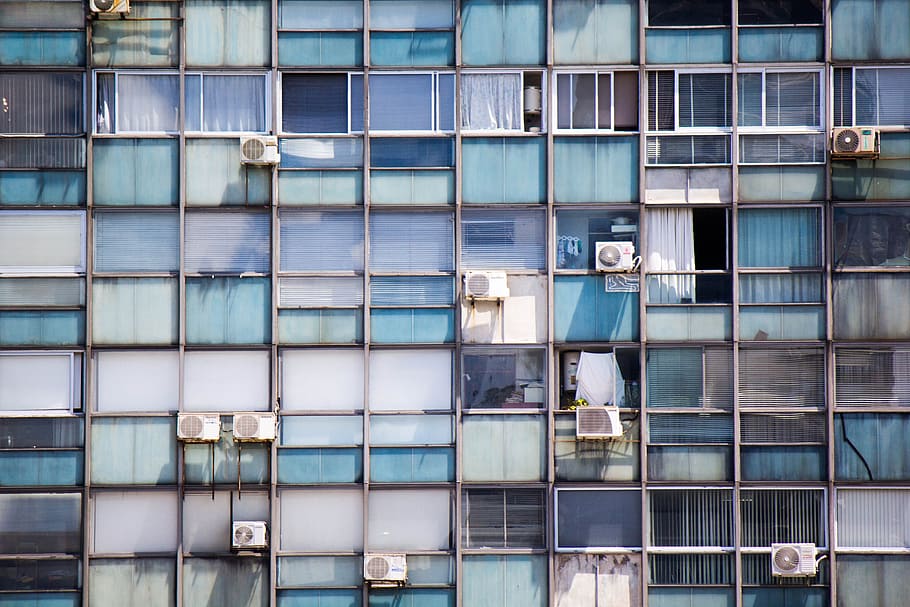 blau, pintat, edifici, aparells d'aire condicionat tipus finestra, finestra, paret, llum solar, ombra, Montevideo, uruguay, arquitectura, exterior de l'edifici, escena urbana, estructura construïda, façana, edifici d'oficines, modern, vidre - material, industria de la construcció, ciutat, gratacels, a l'aire lliure, vida de ciutat, patró, apartament, funció de construcció de parets, fons, acer, districte del centre de la ciutat, cap gent, reflexió, negocis, barri residencial, 5K