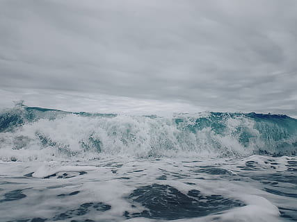 smaragd-, vågor, sommar, storm, bubbelpool, moln, regn, vatten, strand, skönhet i naturen, moln - himmel, himmel, scenics - natur, rörelse, inget folk, hav, våg, natur, vid vatten, vattensport, sport, dag, vinter-, vit färg, kall temperatur, kraft i naturen, flödande vatten, 4K, CC0, offentligt domän, royaltyfria
