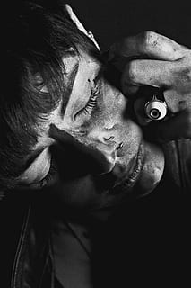 Junge, tragen, böse, Augenring, Finger, Person, Mensch, Hand, Frau, weiblich, Schmuck, Ring, Mode, Pose, Auge, Augen geschlossen, Stil, Schwarz und weiß, Modell-, Nasenring, Fotografie, Foto, Kugel, Kopfschuss, eine Person, drinnen, echte Menschen, Lebensstile, halten, junger Erwachsener, Nahansicht, Porträt, Freizeitbeschäftigung, junge Frau, Erwachsene, suchen, Seitenansicht, Wegschauen, Studioaufnahme, menschliches Gesicht, Frisur, schwarzer Hintergrund, 4K, CC0, gemeinfrei, lizenzfrei