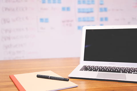 fordult, MacBook Air, mellett, fekete, toll, könyv, alma, jegyzettömb, jegyzetek, tervezés, program, vezeték nélküli technológia, technológia, számítógép, hordozható számítógép, kapcsolat, asztal, közlés, papír, üzleti, hivatal, fedett, hordozhatóság, nem ember, bútor, számítógép monitor, dokumentum, másolási hely, jegyzetfüzet, ezüst színű, üres, 2K, CC0, közkincs, jogdíjmentes