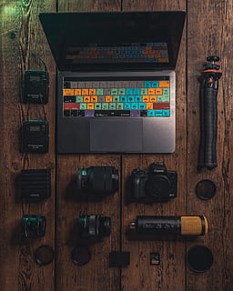 graue Laptop-Computer, Elektronik, Kamera, Großbritannien, Manchester, Kameraobjektiv, Video Produktion, Filmemachen, Kameraausrüstung, Aufzeichnung, Canon Kamera, Fotografie, Mikrofon, Macbook Pro, Monitor, Anzeige, Bildschirm, LCD Bildschirm, Videokamera, Adapter, Holz, Holz - Material, direkt darüber, drinnen, Technologie, Stillleben, Tabelle, Anordnung, keine Leute, Kommunikation, Ausrüstung, Verbindung, High Angle View, mehrfarbig, große gruppe von gegenständen, Variation, Wahl, Arbeitsgerät, Auftrag, Sammlung, 4K, CC0, gemeinfrei, lizenzfrei