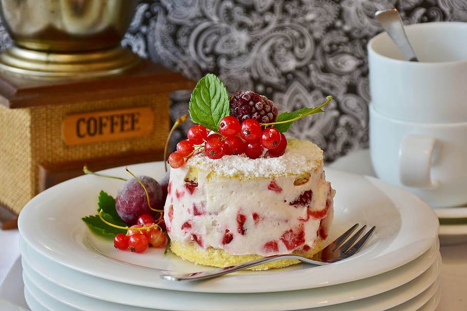 piatto, fruttato, torta, infornare, bacca, bisquit, ciliegie, caffè, crema, cremoso, ribes, delizioso, mangiare, conoscitore, cibo, frutta, fatti in casa, gelato, Pasticcino, porcellana, rosso, vasellame, bianca, cibo e bevande, freschezza, cibo dolce, dolce, indulgenza, frutti di bosco, pronto a mangiare, mangiare sano, in casa, tentazione, utensile da cucina, nessuno, tavolo, fragola, natura morta, articolo da forno, contorno, spuntino, 5K
