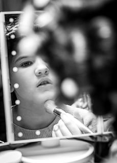 makeup, spejl, makeover, kosmetik, pulver, mode, kvinde, glamour, Kvinder, ansigt, model, stil, hovedskud, en person, portræt, selektiv fokusering, ung voksen, unge kvinder, rigtige mennesker, forfra, indendørs, livsstil, voksen, leder, barn, afspejling, fritidsaktivitet, smilende, uskyld, overvejelse, smuk kvinde, 2K, CC0, offentligt domæne, royaltyfrie