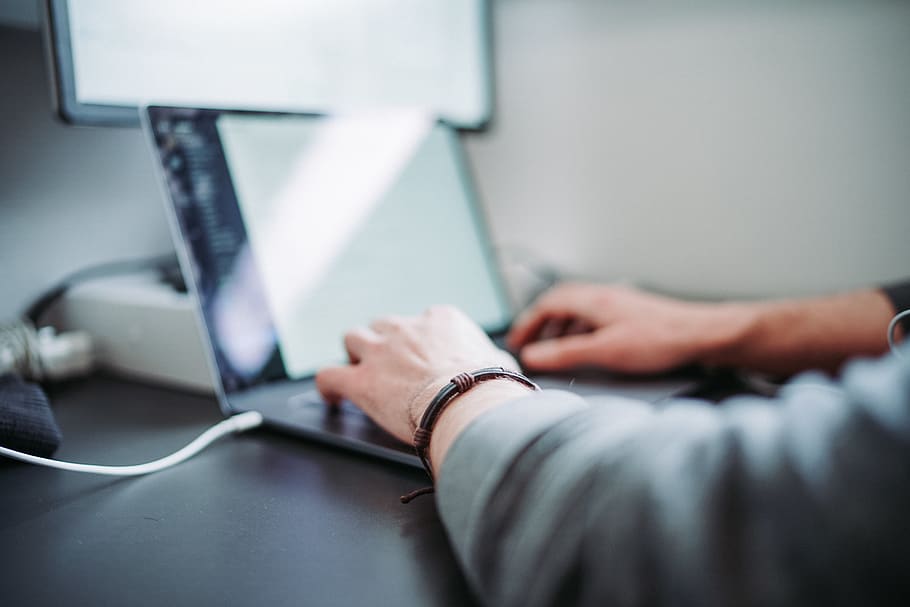 Person, die Laptop verwendet, Computer, Technologie, menschliche Hand, Büro, Geschäft, Hand, Kommunikation, Geschäftsperson, Erwachsene, Verbindung, menschliches Körperteil, eine Person, drinnen, Computerausrüstung, Arbeiten, Großunternehmen, selektiver Fokus, Laptop, Tabelle, kabellose Technologie, Computer benutzen, mit laptop, Tippen, Tastatur, 5K