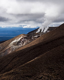 bjerge, hvid, skyer, udendørs, bjerg, natur, New Zealand, plateau, tongariro passage, bjergkæde, jord, overfart, Tongariro, vandretur, landskab, hældning, vulkan, mesa, landskabet, bassin, krater, jordskred, sky - himmel, himmel, scenics - natur, miljø, skønhed i naturen, geologi, ingen mennesker, ikke-urbane scene, fysisk geografi, dag, ro, ekstremt terræn, rolig scene, vulkansk landskab, magt i naturen, tørt klima, vulkansk krater, klima, 2K, CC0, offentligt domæne, royaltyfrie