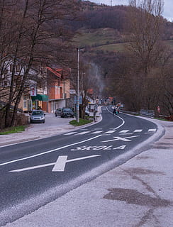 vial buit, asfalt, carretera, vehicle, transport, automòbil, cotxe, humà, persona, pas de zebra, manera, intersecció, fum, tar, clavegueram, sostre, uniforme militar, oficial, militar, signe, símbol, manera de transport, marcatge, marcatge de carreteres, carrer, ciutat, vehicle terrestre, arbre, arquitectura, exterior de l'edifici, planta, el camí a seguir, direcció, arbre nu, símbol de fletxa, a l'aire lliure, 4K, CC0, domini públic, lliure de regalies