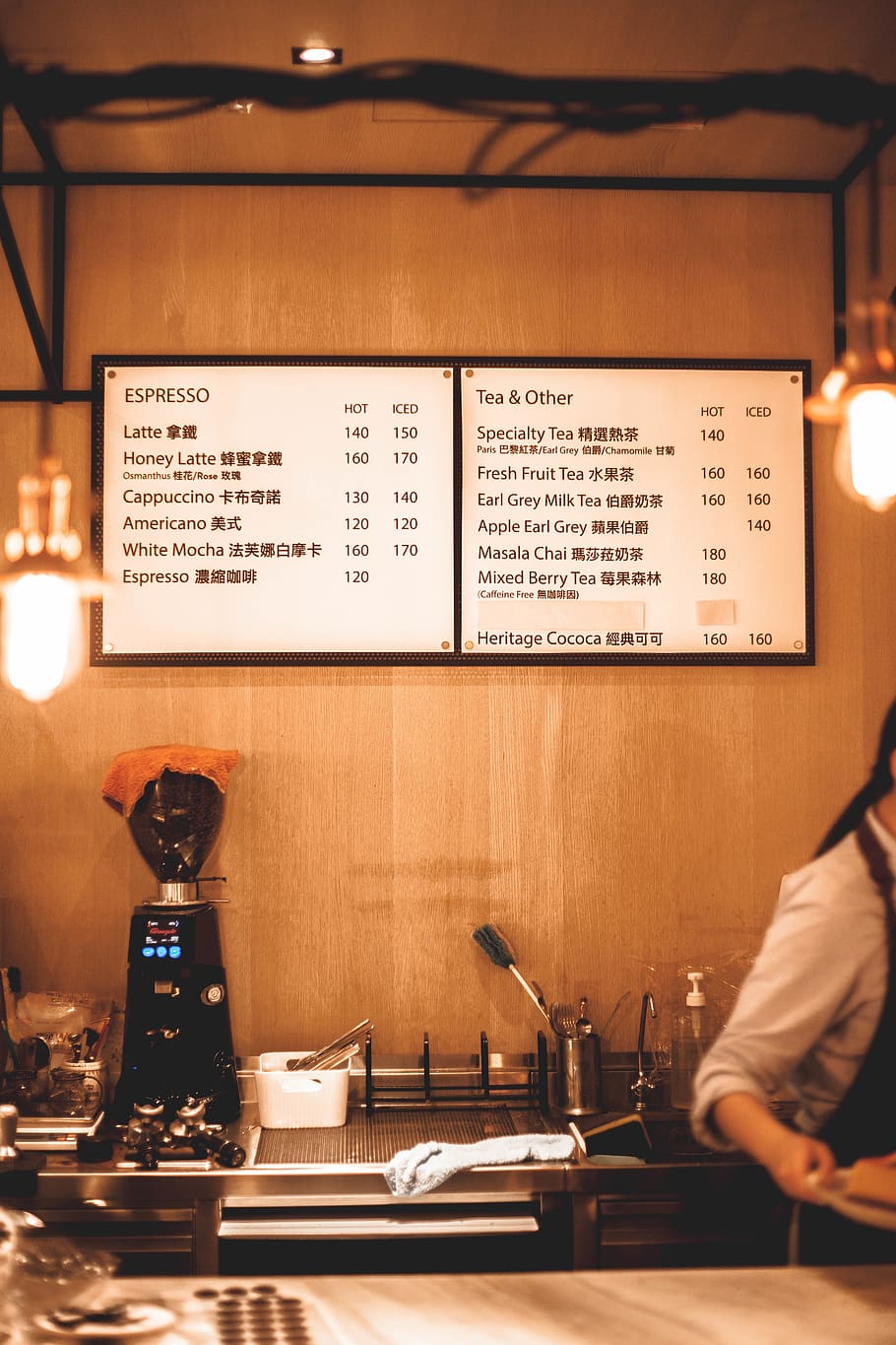 testo, umano, persona, menu, ristorante, caffetteria, in casa, interior design, food court, cibo, Cameriere, capocuoco, mensola, bar, legna, compensato, incontri, alfabeto, apparecchio, forno, comunicazione, sceneggiatura occidentale, una persona, persone reali, tecnologia, tavolo, mano umana, parte del corpo umano, attività commerciale, illuminato, musica, occupazione, carta, cibo e bevande, persona irriconoscibile, mano, bicchiere, dito, 5K