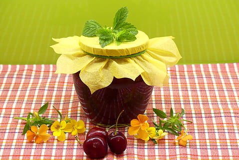 Marmelade, rot, einkochen, Kirschen, Beeren, machte eine, Glas, Marmeladengläser, Früchte, Verbreitung, hausgemacht, Lebensmittel, Frische, Gelb, keine Leute, Tabelle, Essen und Trinken, Pflanze, gesundes Essen, Blatt, Stillleben, Pflanzenteil, Nahansicht, Wohlbefinden, Natur, drinnen, Tischdecke, Obst, Karomuster, grüne Farbe, blühende Pflanze, Kraut, Blütenkopf, Blätter, Minzblatt - kulinarisch, 4K, CC0, gemeinfrei, lizenzfrei