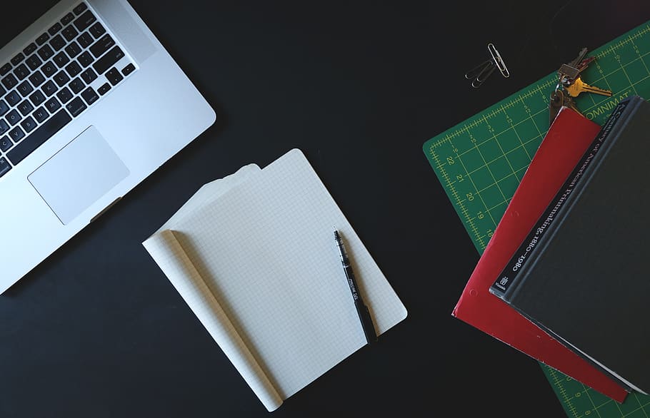 blanc, paper de la impressora, al costat, MacBook, pro, negre, superfície, escriptori, portàtil, quadern, organitzat, espai de treball, ordinador, tecnologia, tecnologia sense fils, cap gent, connexió, comunicació, a l'interior, taula, natura morta, fons negre, equips informàtics, vista d’angle alt, dispositiu d’informació portàtil, paper, teclat, color negre, carta, negocis, naturalesa, 5K
