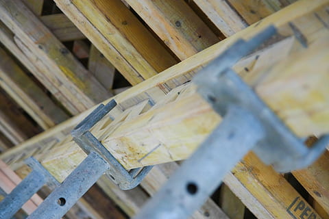 arquitectura, zona de construcció, material de fusta, cap gent, primer pla, eina de treball, a l'interior, enfocament selectiu, vista d’angle alt, gran grup d'objectes, industria de la construcció, metall, indústria, marc complet, dia, fusteria, tauler, fusta, eina, Eina de mà, natura morta, 4K, CC0, domini públic, lliure de regalies