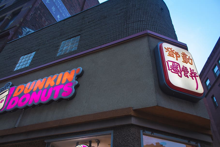 dunkin, rosquilles, descàrregues, boston, centre de la ciutat, ciutat, urbà, signe, neó, llums, xinès, Chinatown, rosa, taronja, blau, exterior de l'edifici, arquitectura, vista d’angle baix, estructura construïda, text, comunicació, guió occidental, cap gent, edifici, informació, dia, signe d'informació, a l'aire lliure, signe comercial, lletra majúscula, script no occidental, guió, il·luminat, 5K