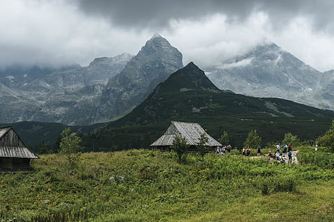 grå, hus, gressfelt, skyet, Overskyet himmel, dagtid, gress, grønn, høyde, landskaper, fjellene, naturfotografering, natur utsikt, mennesker, sollys, trehytte, fjell, naturskjønnhet - natur, himmel, fjellkjede, skjønnhet i naturen, sky - himmel, miljø, landskap, bygget struktur, arkitektur, anlegg, natur, felt, dag, land, gruppe med folk, rolig scene, ikke-urbane scene, utendørs, fjelltopp, 5K, CC0, offentlig domene, opphavsrett gratis