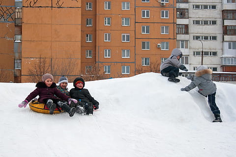 Schlitten, Rodeln, Winter, ufa, Kind, Reiten, Schnee, Hügel, rutschen, Spaß, Aktivität, Weiß, Glück, ze, aktiv, kaukasisch, weiblich, Jahreszeit, Mädchen, Bewegung, genießen, Kindheit, zusammen, draußen, spielerisch, Freude, Frost, abspielen, glücklich, Junge, kalte Temperatur, warme Kleidung, Gruppe von Leuten, die Architektur, Frau, Gebäudehülle, Männer, Erwachsene, in voller Länge, Zusammengehörigkeit, Kleidung, Frauen, lächelnd, positive Emotionen, schneit, 2K, CC0, gemeinfrei, lizenzfrei