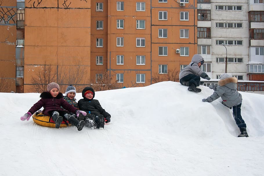Schlitten, Rodeln, Winter, ufa, Kind, Reiten, Schnee, Hügel, rutschen, Spaß, Aktivität, Weiß, Glück, ze, aktiv, kaukasisch, weiblich, Jahreszeit, Mädchen, Bewegung, genießen, Kindheit, zusammen, draußen, spielerisch, Freude, Frost, abspielen, glücklich, Junge, kalte Temperatur, warme Kleidung, Gruppe von Leuten, die Architektur, Frau, Gebäudehülle, Männer, Erwachsene, in voller Länge, Zusammengehörigkeit, Kleidung, Frauen, lächelnd, positive Emotionen, schneit, 2K