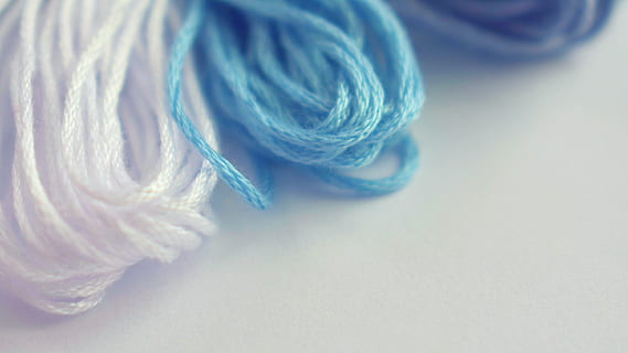 suau, fil, llana, costura, fons, rodar, fibra, tèxtils, pasatemps, color, textura, material, blau, bola de llana, a l'interior, art i artesania, tèxtil, artesania, primer pla, cap gent, tir de l'estudi, agulla de teixir, creativitat, natura morta, còpia espai, suavitat, senzillesa, fons blanc, color turquesa, 2K, CC0, domini públic, lliure de regalies
