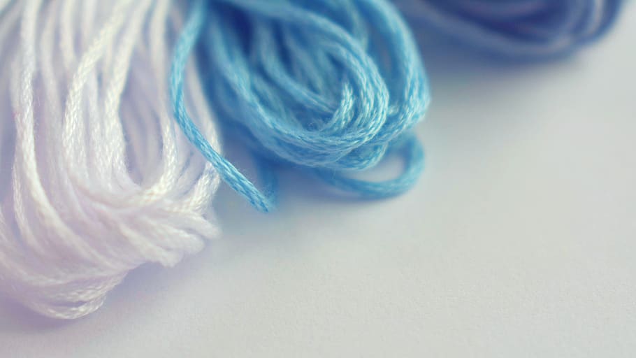 suau, fil, llana, costura, fons, rodar, fibra, tèxtils, pasatemps, color, textura, material, blau, bola de llana, a l'interior, art i artesania, tèxtil, artesania, primer pla, cap gent, tir de l'estudi, agulla de teixir, creativitat, natura morta, còpia espai, suavitat, senzillesa, fons blanc, color turquesa, 2K