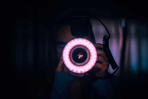 persona, detenzione, telecamera, rosso, luci, lente, arte, cerchio, avvicinamento, buio, viso, veloce, ragazza, umano, luce, fotografo, fotografia, luce anulare, il giro, silhouette, donna, una persona, in casa, adulto, tecnologia, persone reali, illuminato, parte del corpo umano, sfondo nero, uomini, giovane adulto, vista frontale, mano, attività di svago, raggiante, forma geometrica, abilità, persona irriconoscibile, volto oscurato, 5K, CC0, dominio pubblico, privo di copyright