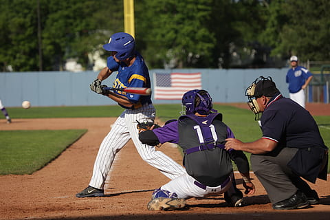 baseball spiller, kaste, bold, tøj, beklædning, human, person, hjelm, baseball, mennesker, sport, hold, holdsport, softball, baseball handske, handske, kanton, Forenede Stater, amerikansk flag, spil, match, spillere, rigtige mennesker, fuld længde, baseball - sport, herrer, drenge, livsstil, barn, hanner, kasket, dag, barndom, stående, crouching, hovedbeklædning, sport uniform, udendørs, 5K, CC0, offentligt domæne, royaltyfrie